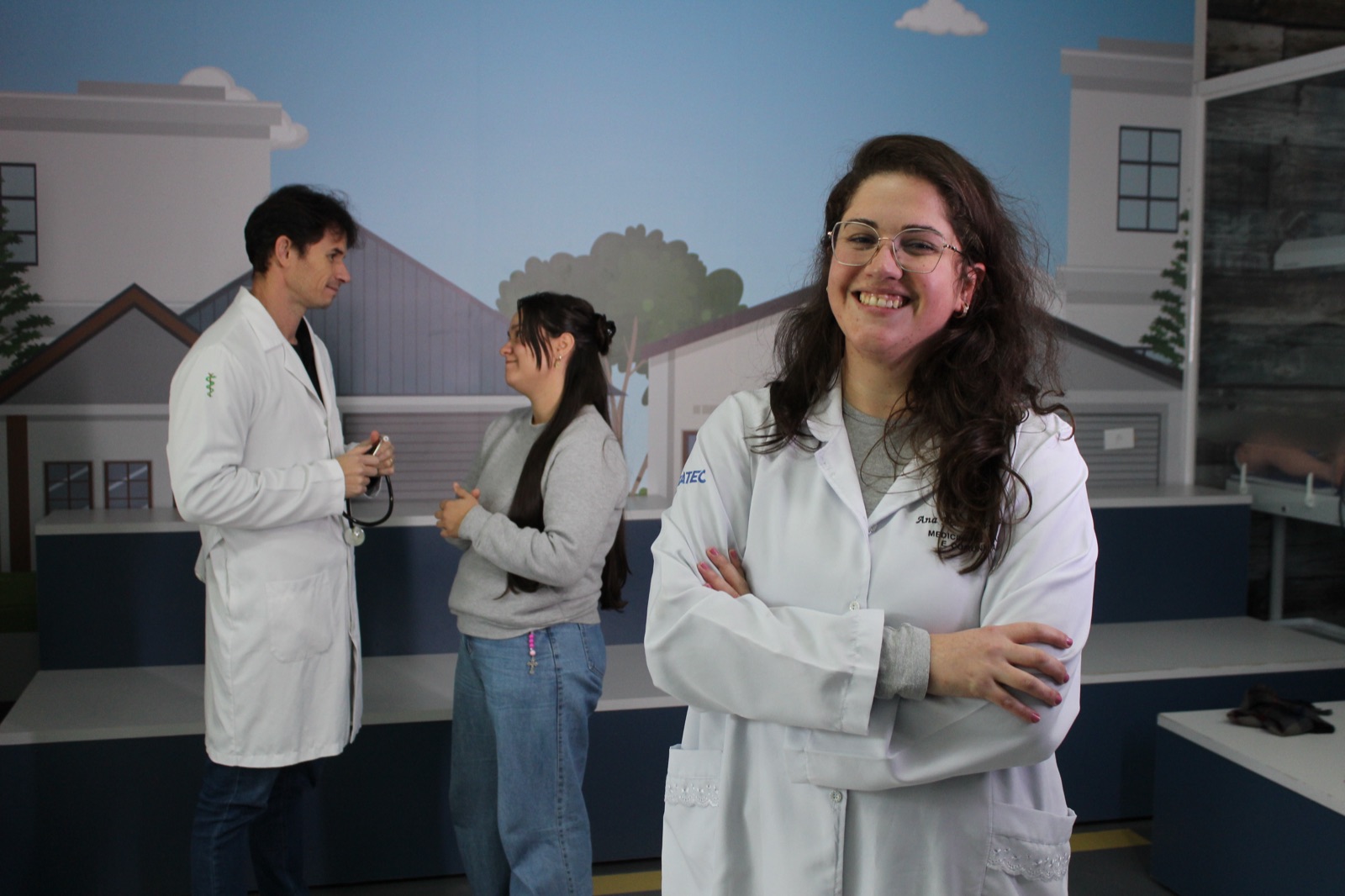Residente e preceptor em atividade na FATEC, integração entre ensino e serviço