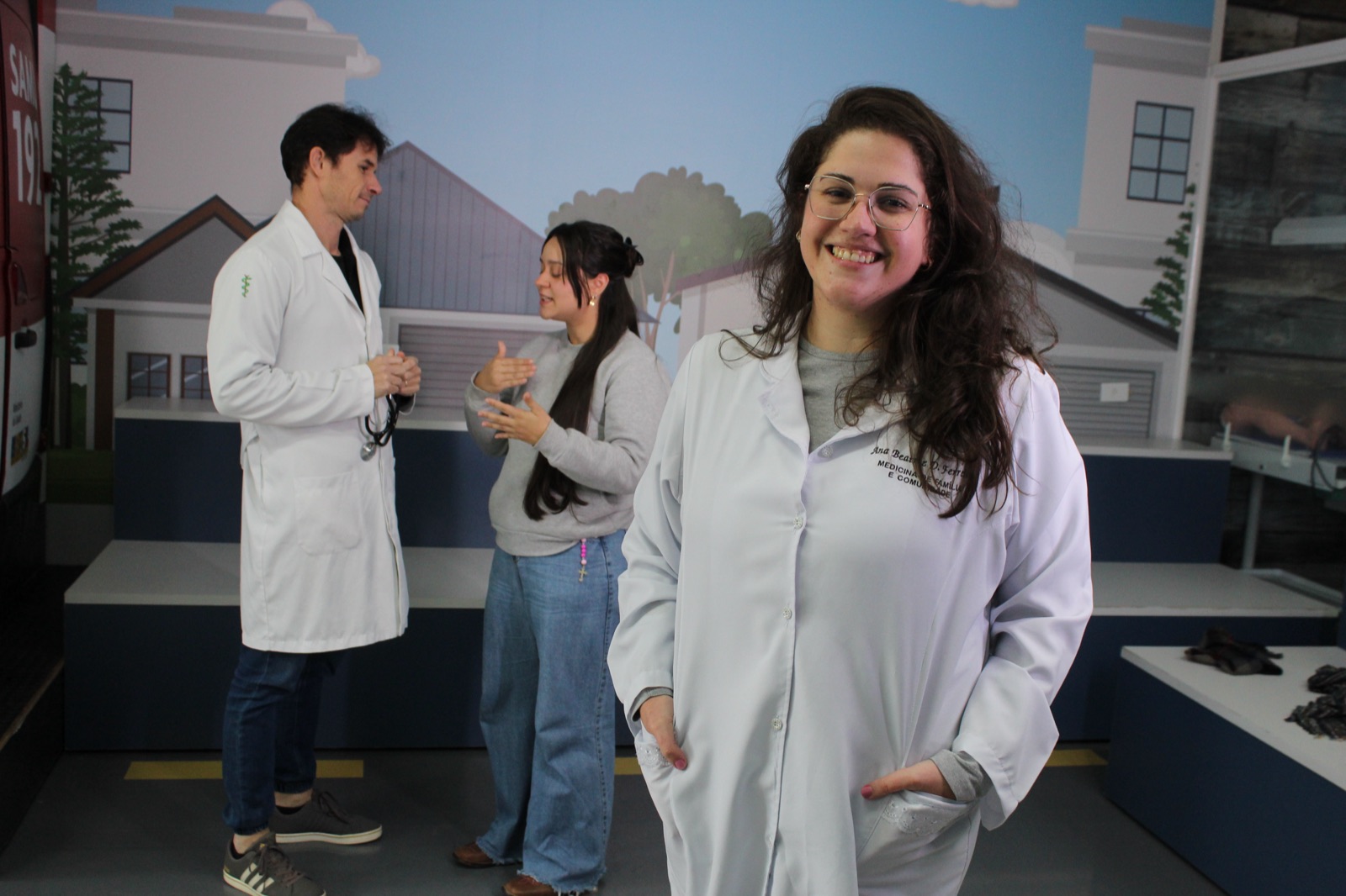 Residentes e preceptora conversando em campo de prática da rede de saúde de Ivaiporã